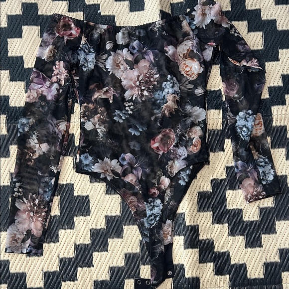 L'AGENCE Peony Off-the-shoulder Long Sleeve Bodysuit - Picture 5 of 5